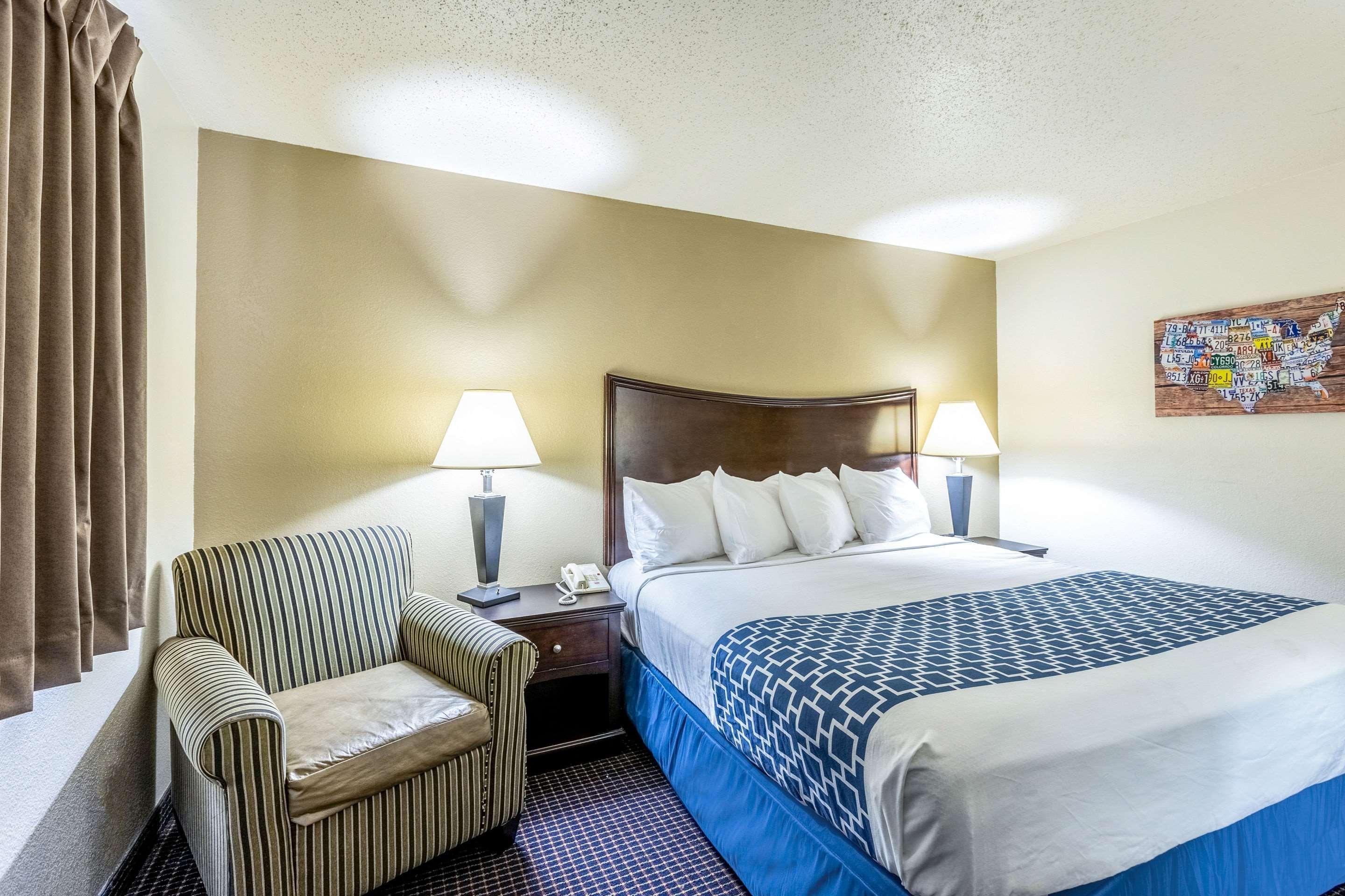 Econo Inn&suites Hotel 2*