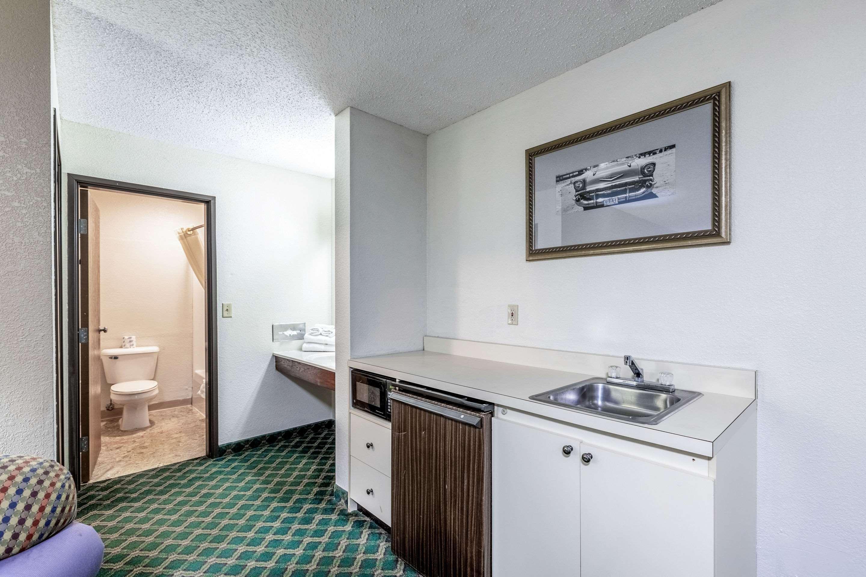 Econo Inn&suites Hotel