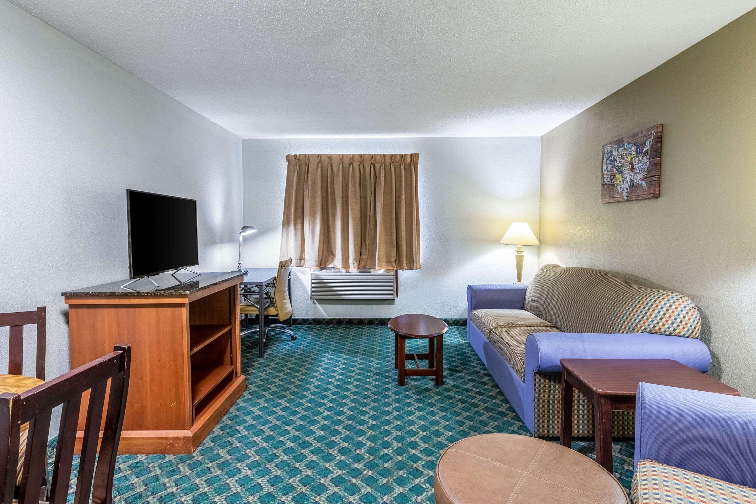 Econo Inn&suites Hotel 2*
