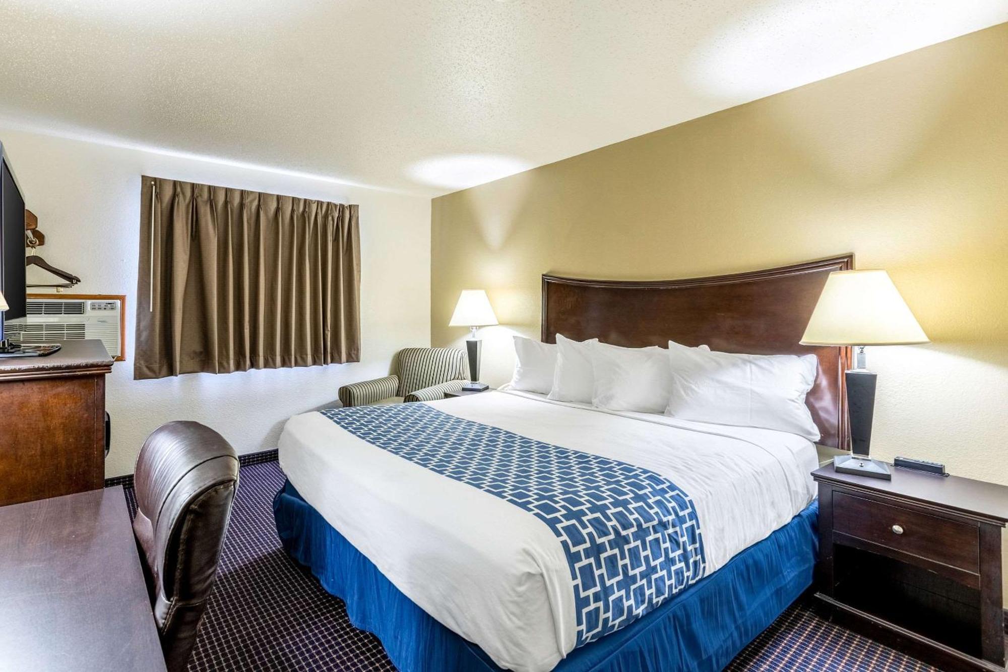Econo Inn&suites Hotel