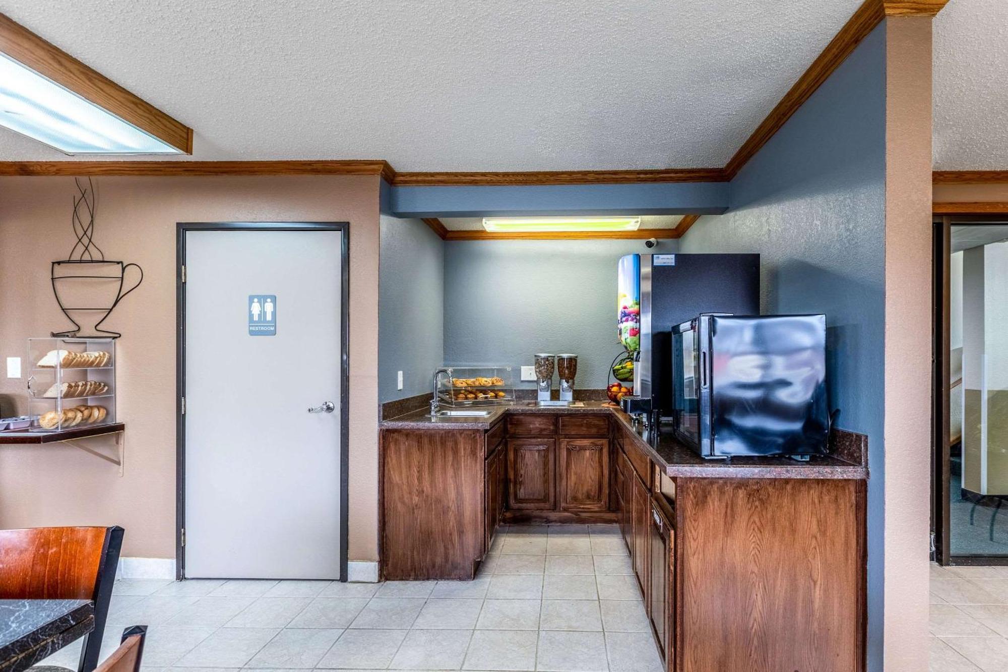Econo Inn&suites Hotel