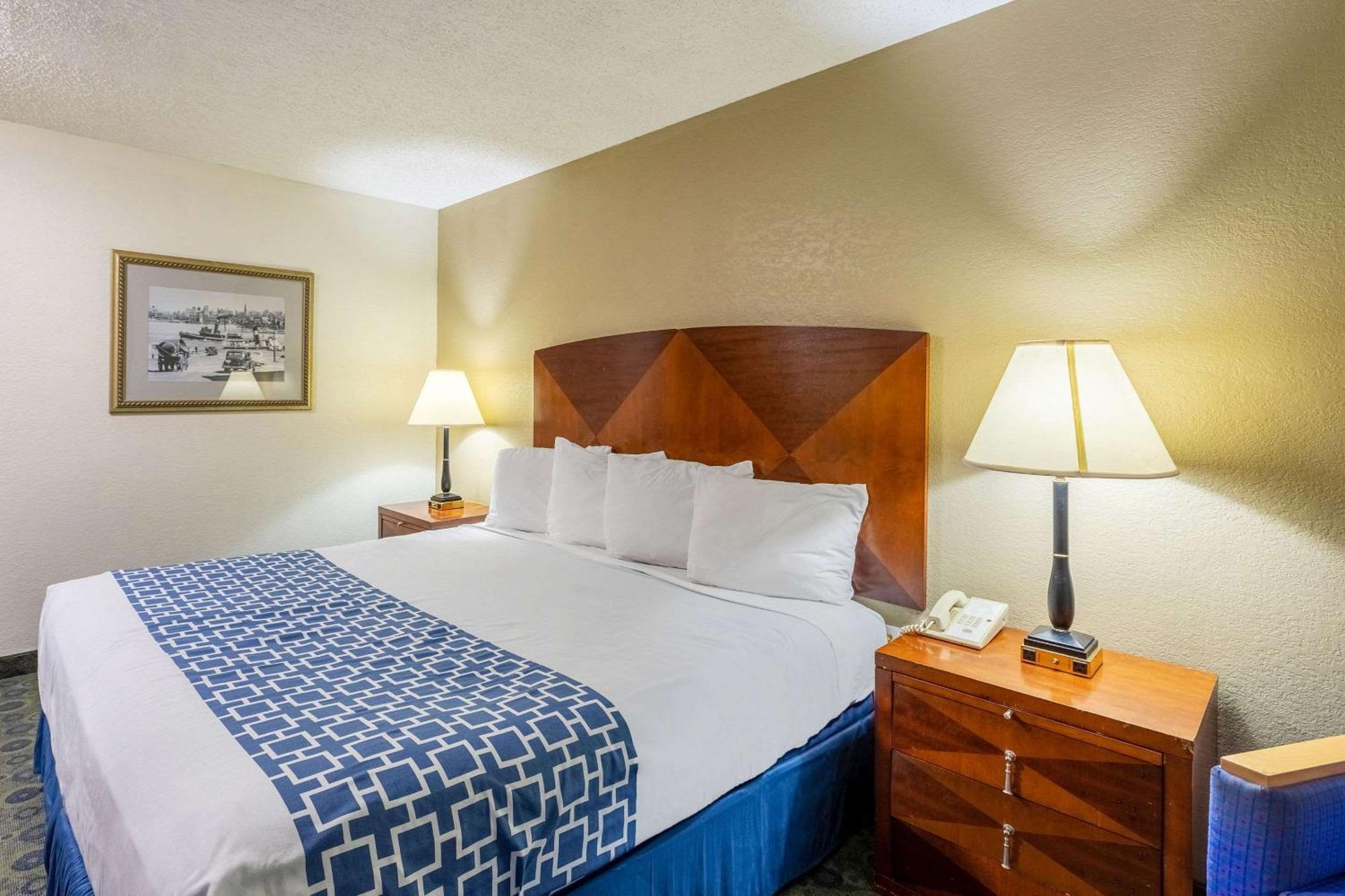 Hotel Econo Inn&suites 2*