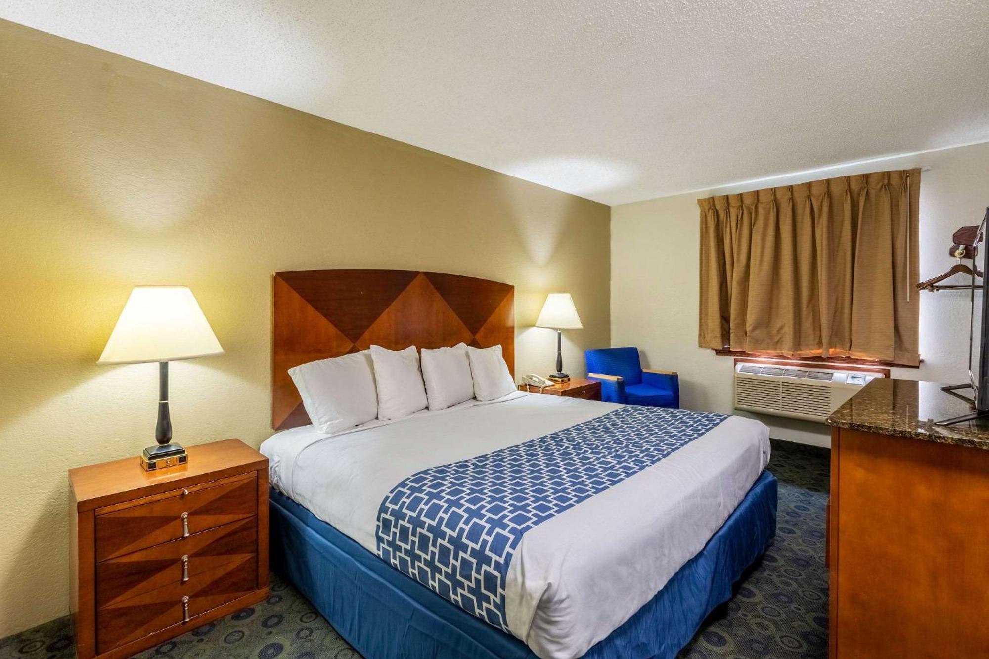 Econo Inn&suites Hotel