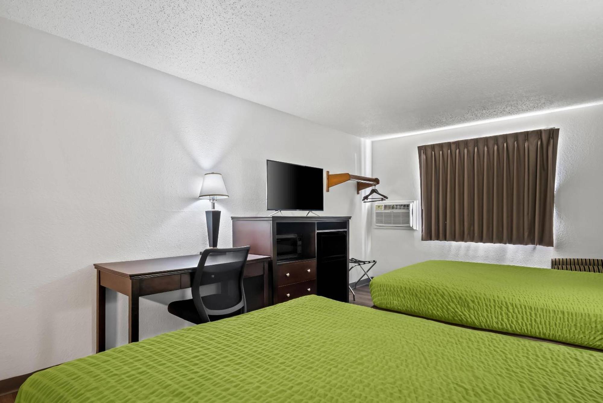 Econo Inn&suites Hotel