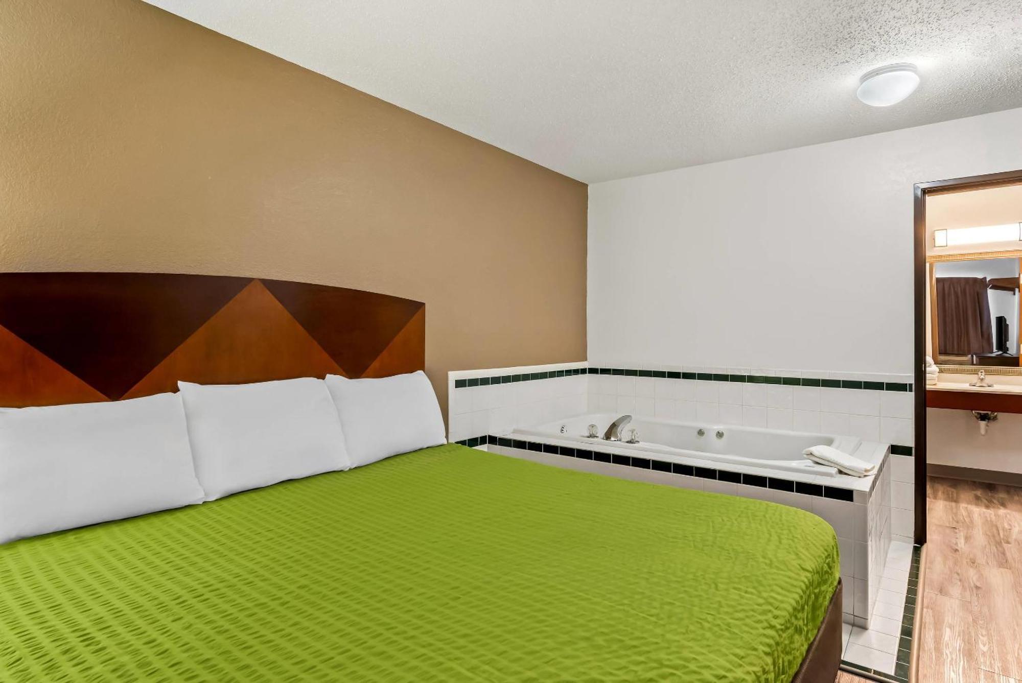 Econo Inn&suites Hotel