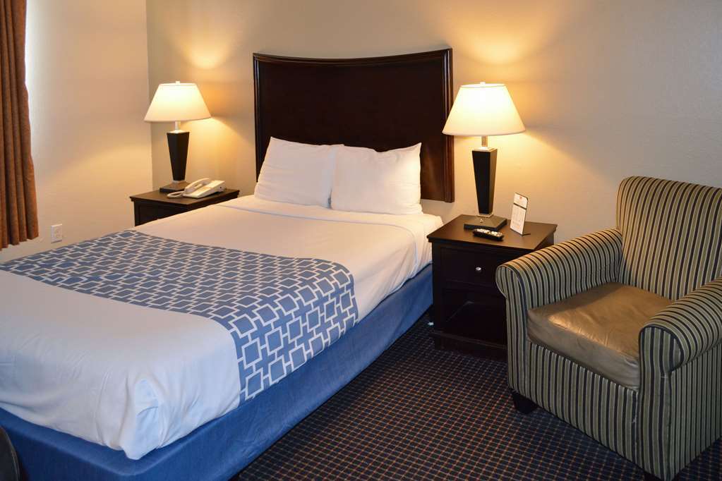 Econo Inn&suites Hotel